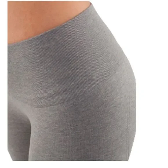 Lululemon Ebb & Flow Crop in grey super stretch size 6 EUC - Picture 4 of 8